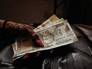Mano di henné, unghie dipinte, rupia indiana, banconote, avvicinamento, mano di donna, Contanti, Reserve Bank of India, moneta, i soldi, superficie di cuoio