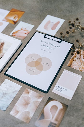 Strategia del marchio, distesa piatta, appunti, Carte Pantone, Immagini estetiche, scrivania, design, Branding visivo, palette dei colori, processo creativo, identità aziendale