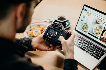 Ο άνθρωπος που κρατά κάμερα DSLR, ρυθμίσεις φωτογραφίας, φορητός χώρος εργασίας, ζεστός χώρος εργασίας, φωτογραφία τροφίμων, κριτική κάμερας, ψηφιακή κάμερα, εγκατάστασης χώρου εργασίας, εργαλεία φωτογραφίας, επαγγελματίας φωτογράφος, τρόφιμα