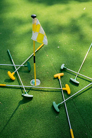 minigolf, žlutobílá vlajka, zelené louky, putters, Obsah s tématem sportu, pulzující minigolfové hřiště, kurz golfu, venkovní aktivity, rekreační sporty, vlajka pro minigolf, minigolfové puttery