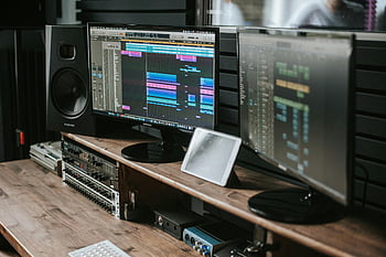 Software zvukového inženýrství, duální monitory, Software pro úpravu zvuku, Moderní hudební studio, dřevěný stůl, hudební produkce, Audio pracovní stanice, Nastavení studia, Digitální zvuková pracovní stanice, střih hudby, Zvuková produkce