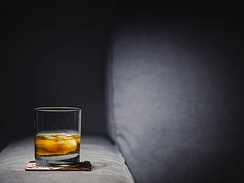 Sklo rumu, rumový nápoj, alkoholický nápoj, tmavé pozadí, sklo na dráze, sklenice na whisky, lihovin, koktejl, pití fotografie, Bar Drink, koktejl rumu
