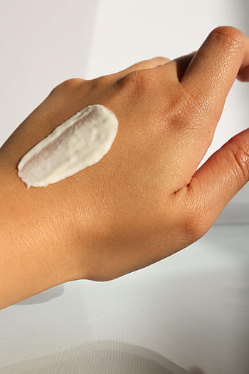 huidverzorgingscrème, detailopname, de hand van de vrouw, zelfzorg, Huidgezondheid, witte room, handverzorging, moisturizer, schoonheidsproduct, huidverzorging routine, handvochturizer