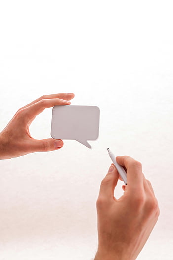 mani che tengono il fumetto, Immagine minimalista, fumetto vuoto, Mockup creativi, marcatore, penna, bolla di pensiero, sfondo bianco, design semplice, Concetto di comunicazione, Generazione di idee