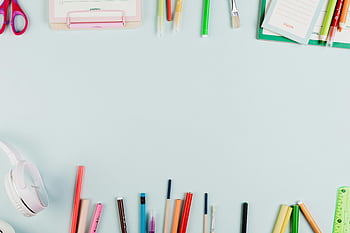 Schulmaterial, weiße Oberfläche, flach liegen, Schreibwaren, Pastelloberfläche, kopieren sie platz, beschwingt, Bleistifte, Marker, Schere, Kopfhörer