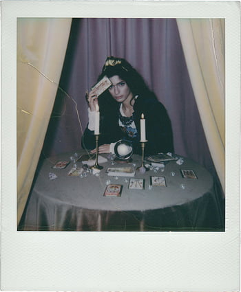 Wahrsager, Tarot-Karten, Kerzen, runder Tisch, Polaroidbild, faszinierende Szene, Kristallkugel, Divination, mystisch, altes Foto, Spirituelle Lesen