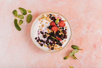 Slooptie Smoothie Bowl, ovoce, ořechy, mísa jogurt, smíšené bobule, granola, listy máty, růžové pozadí, pohled shora, vibrující, zdravá snídaně