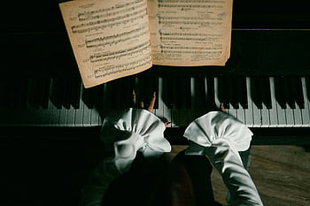 widok z góry, kobieta gra na fortepianie, Elegancja muzyki, klawisze pianina, przedstawienie muzyczne, muzyka klasyczna, pianista, Nuty, Ręce na fortepianie