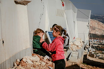 uprchlický tábor, Idlib Sýrie, Etnické děti, Skvělý okamžik, sourozenci, venkovní nastavení, Stany uprchlíků, Humanitární krize, vysídlených dětí, život tábora, Konflikt na Středním východě