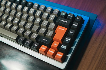 黒とオレンジのキーボード、 メカニカルキーボード、 カラーキーキャップ、 木製の机、 技術愛好家、 閉じる、 詳細な、 キーボード、 黒いキーキャップ、 オレンジ色のキーキャップ、 キーボードのデザイン