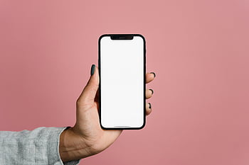 smartphone, leeg scherm, roze achtergrond, mockups, Grijs shirt met lange mouwen, hand vasthouden, detailopname, mobiele telefoon, apparaatmodel, technologie, persoon die vasthoudt