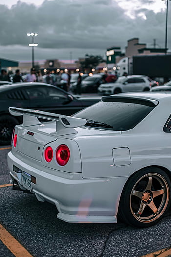 nissan panorama, zadní spoiler, bílé sportovní auto, městské parkoviště, rušné parkování, naladěné auto, zpětný pohled, Přehlídka aut, sportovní auto, nissan, rušič vztlaku