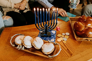 hanukkah, la menorah, Soufganiyot, brioche, table en bois, bougies allumées, rassemblement festif, aliments traditionnels, Célébration de vacances, fête juive, beignets