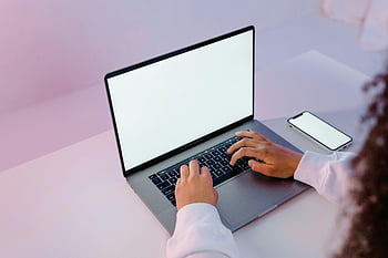 persona, camicia a maniche lunghe bianche, usando il portatile, Schermo nero, smartphone, scrivania, lavoro, computer, cellulare, mani che digitano, impostazione dell'ufficio