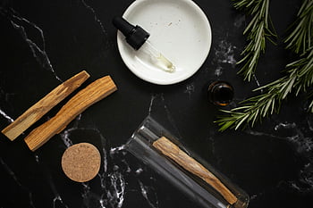 aromás olaj, üveg pipetta, rozmaring ágak, illóolajok, természetes gyógynövények, sötét márványfelület, aromaterápiás, wellness témák, lapos feküdt, fapálcikák, parafa alátét