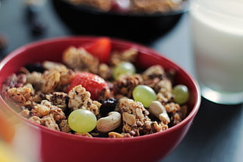 piros tál, műzli, friss gyümölcsök, dió, egészséges reggeli, granola, eper, szőlő, kesudió, Áfonya, élénk piros