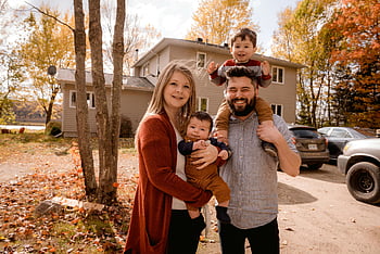 família sorrindo, Dia do outono ensolarado, foto do quintal, Família de quatro, Foto de família ao ar livre, folhas de outono, família feliz, retrato de família, outono, diversão familiar, Cather de quintal