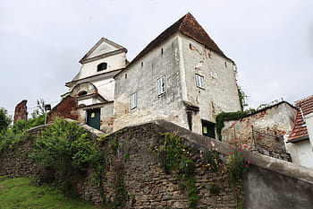 opevněný kostel, Șoala, 15. století, žebrový trezor, farní dům, lemující věž, třípodlažní bašta, baptisterium, 1527, kamenná zeď, zeleň