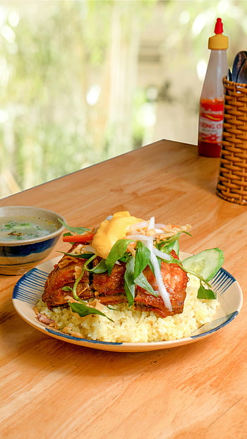 heerlijk eten, gourmet kipmaaltijd, rijst, verse groenten, lunch, kip op rijst, gezonde maaltijd, tafel opstelling, verse salade, Sriracha saus, houten tafel