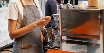kvinne som lager kaffe, kaffemaskin, bartender, forkle, koselig kafé, Kaféinnstilling, kaffe forberedelse, Barista på jobb, Kaffebutikk, espressomaskin, Melkfrother