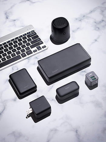 elektronische apparatuur, toetsenbord, draadloze luidspreker, gestroomlijnde technische gadgets, zwarte technische gadgets, marmeren oppervlak, Aukey-producten, Technische accessoires, Moderne gadgets, Tech -apparaten, Draadloze technologie