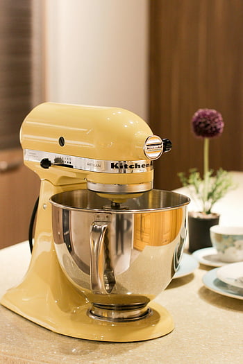 žlutý kuchyňský stojan mixér, Vibrující žlutý mixér, kuchyňská pult, nádobí, výzdoba, kitchenaid řemeslník, nerezová miska, Kuchyňský spotřebič, moderní kuchyně, žlutý kuchyňský mixér, dekor