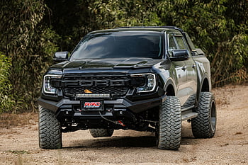μαύρο φορτηγό Ford, οχημάτων εκτός δρόμου, τραχύ φορτηγό, βρωμιά, πλούσιο πράσινο, περιπέτεια, μαύρο off-road, Ford Off-road, δύναμη φορτηγού, φορτηγό περιπέτειας, υπαίθριο όχημα