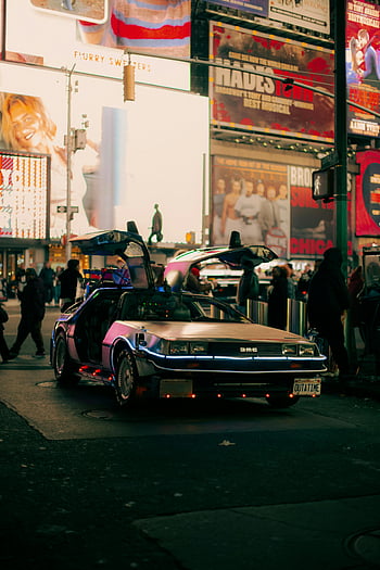 Stříbrný DeLorean, dmc-12, otevřít dveře, živé město, noční scénu, klasické auto, neonová světla, městském prostředí, DeLorean DMC, Městský noční život, fotografování automobilů