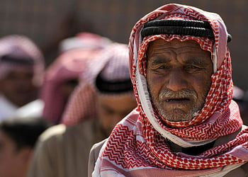 starší muž, střední východ, Tradiční keffiyeh, Černý agal, detailní portrét, Červená bílá Keffiyeh, Kulturní oděv, venkovní nastavení, muž, Tradiční pokrývka hlavy, kultura Středního východu