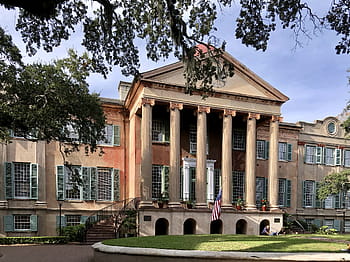 Randolph Hall, College of Charleston, Harleston Village, historické budovy, Jižní Karolína, národní kulturní památka, cisterny, klasická architektura, zelené žaluzie, americká vlajka, stromy