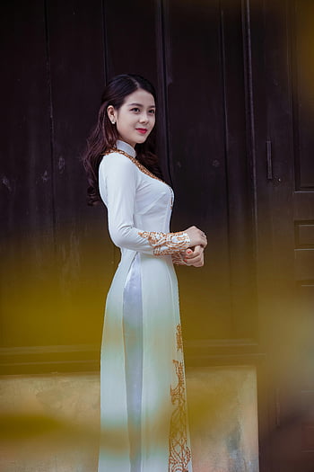 donna che tiene le mani, donna elegante, Abito bianco tradizionale, ritratto al coperto, abbigliamento tradizionale, vestito bianco, impostazione interna, donna in bianco, Moda tradizionale, moda elegante, fotografia al coperto