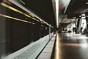 metró, fehér és fekete, metrómegálló, éjszakai jelenet, homályos vonat, városi közlekedés, tömegközlekedés, metróállomás, városi élet, elmosódás, modern város