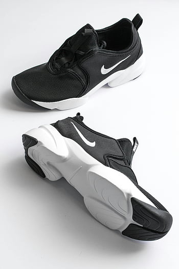černé tenisky, běžecké boty, Stylové tenisky, Černý a bílý, Čisté pozadí, Sportovní obuv, atletické boty, Nike tenisky, pohodlný běh, moderní design, běžné civilní oblečení