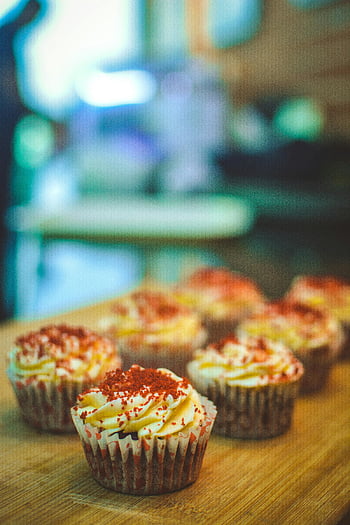 Red Velvet Cupcakes, cremige Zuckerguss, Dessertliebhaber, flache Fokusfotografie, Frische Cupcakes, Nachdenklich Leckereien, Bäckerei behandelt, süße Desserts, Cupcake -Fotografie, Roter Samtdessert, Creamy Dessert -Belag