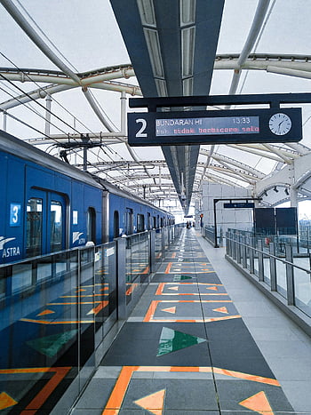 σύγχρονος σταθμός MRT, Jakarta, πλατφόρμα τρένων, ψηφιακή σήμανση, Bundaran Γεια, τρένο, αστικές συγκοινωνίες, μεσά μαζικής μεταφοράς, σύγχρονη αρχιτεκτονική, πλατφόρμα σταθμού, astra