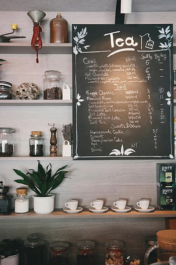 Nabídka z čajové tabule, Interiér útulné kavárny, dřevěné police, čajové šálky, rostlin, Výzdoba kavárny, tabuli menu, Čajová menu, police kavárny, útulná kavárna, obchod s čajem