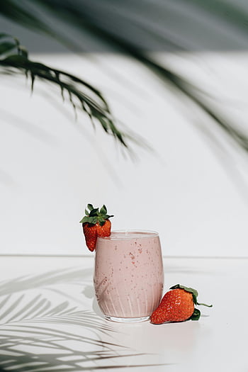 jahodové smoothie, sklenka, jahody, Přirozené sluneční světlo, lahodný nápoj, čerstvé ovoce, zdravý nápoj, Smoothie Recept, ovocné smoothie, letní nápoj, jahodový džus