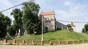 Saroș, Târnave, gotický kostel, obranné věže, zvonice, barokní oltář, vesnice, SIBIU COUNTY, historické místo, zelená hora, stromy