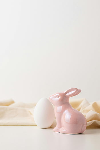statuina di coniglietto rosa, uovo bianco, Decorazioni a tema pasquale, panno beige morbido, decorazione di Pasqua, figurina a forma di coniglio, uovo e coniglio, colori pastello, arredamento primaverile, figurina di ceramica, Ornamento di Pasqua