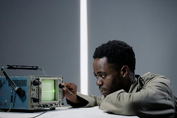 muž, pozorně se dívá, elektronické zařízení, osciloskop, signál, Nastavení studia, soustředěný muž, zkoumání, signál osciloskopu, studio, elektronický