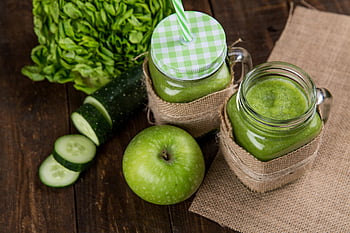 zelené jablko, sklenice z čirého skla, zelený koktejl, Apple okurkový salát, mason sklenice, dřevěné pozadí, Osvěžující koktejl, zdravý nápoj, zelená zelenina, Smoothie ingredience, Ekologický nápoj