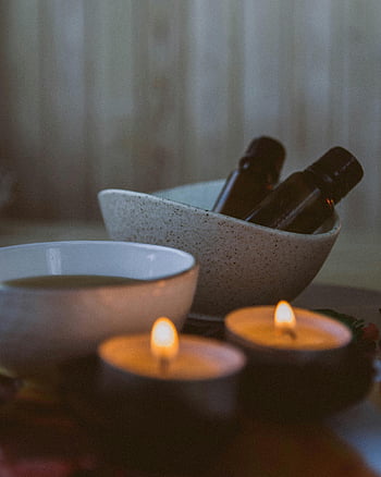 kosmetiska flaskor, skål, ljus, aromaterapiljus, eteriska oljor, spa -inställning, avslappning, lugn, närbildsvy, spa