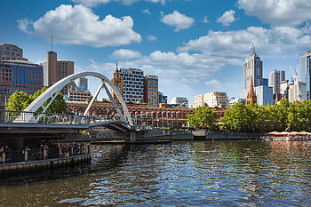 panorama Melbourne, lávka, řeka yarra, slunečný den, pohled, panoráma města, městské krajiny, výhled na řeku, moderní architektura, zeleň, nábřeží