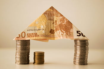 Banconota da 50 euro, pieghevole, monete ammucchiate, composizione creativa, banconote in euro, struttura finanziaria, risparmi, i soldi, monete, banconota, monete e banconote