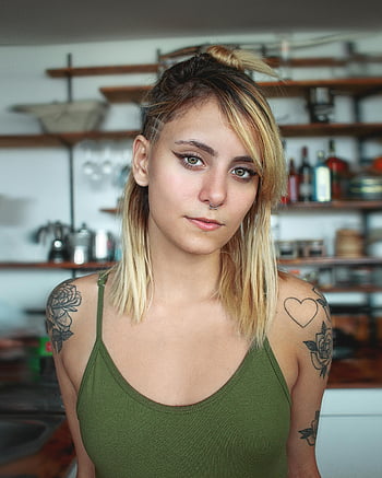 žena, zelená camisole, tetování, moderní, sebevědomá pozice, elegantní vnitřní nastavení, životní styl, móda, Mladá žena, nos piercing, blond vlasy