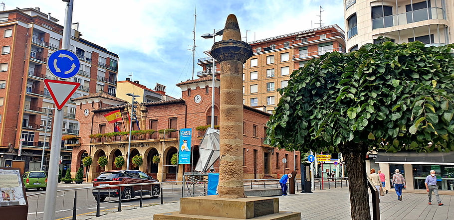 Calahorra, Spain, El Rollo, medieval monument, Casa Consistorial, public square, tree, street signs, people walking, urban scene, architecture
