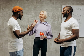 mensen ontspannen, een gesprek voeren, indoor gym, levendige discussie, volwassenen praten, gymomgeving, groepsinteractie, toevallige gesprek, fitnessomgeving, Sociale interactie, trainingsruimte