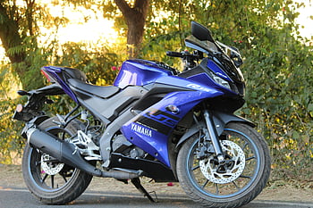 紫ヤマハR15 V3、 オートバイ、 スポーティなデザイン、 屋外で駐車しています、 晴れの日、 ヤマハR15、 ブルーバイク、 道路、 屋外の、 スポーツバイク、 紫色のバイク