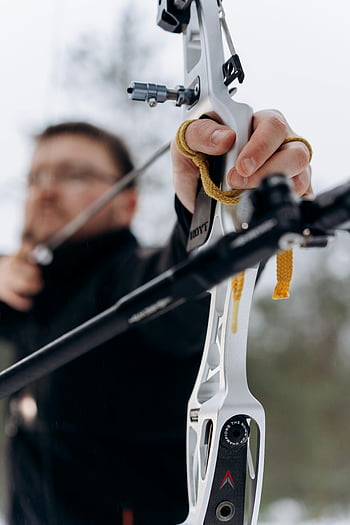 Mann zielt, Recurve-Bogen, Bogenschießen, Fokus, Fertigkeit, draussen, Präzision, Ziel, Sport, Ausrüstung, trainieren