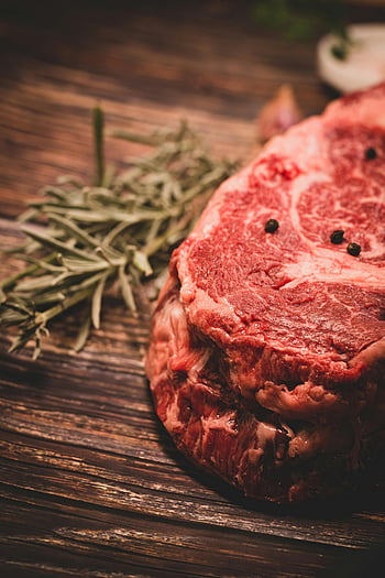 syrový hovězí steak, rozmarýn, pepře, dřevěný povrch, detail, čerstvé maso, koření, syrové maso, hovězí, byliny, steak